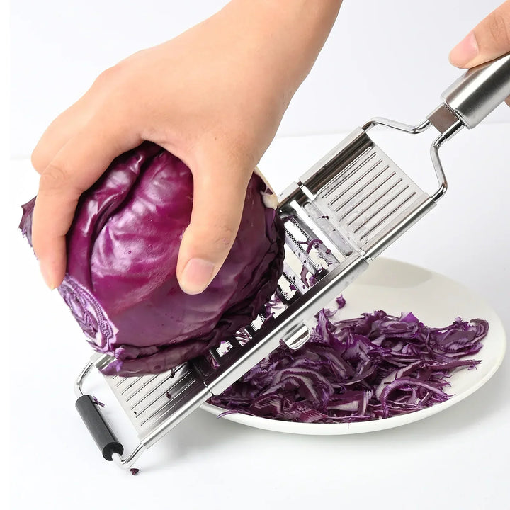 Ergonomische Edelstahl Küchenreibe mit rutschfestem Boden und Griff für sicheren Halt beim Reiben.