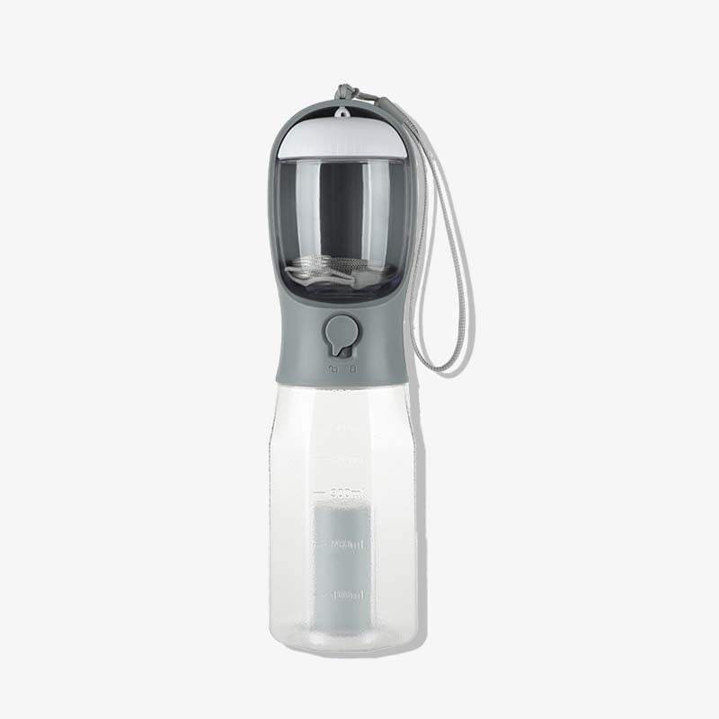 Multifunktionale Hunde-Reiseflasche 3-in-1 mit Wasser, Futter & integriertem Kotbeutelspender für unterwegs.