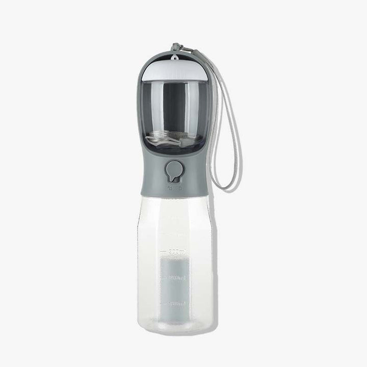 Multifunktionale Hunde-Reiseflasche 3-in-1 mit Wasser, Futter & integriertem Kotbeutelspender für unterwegs.