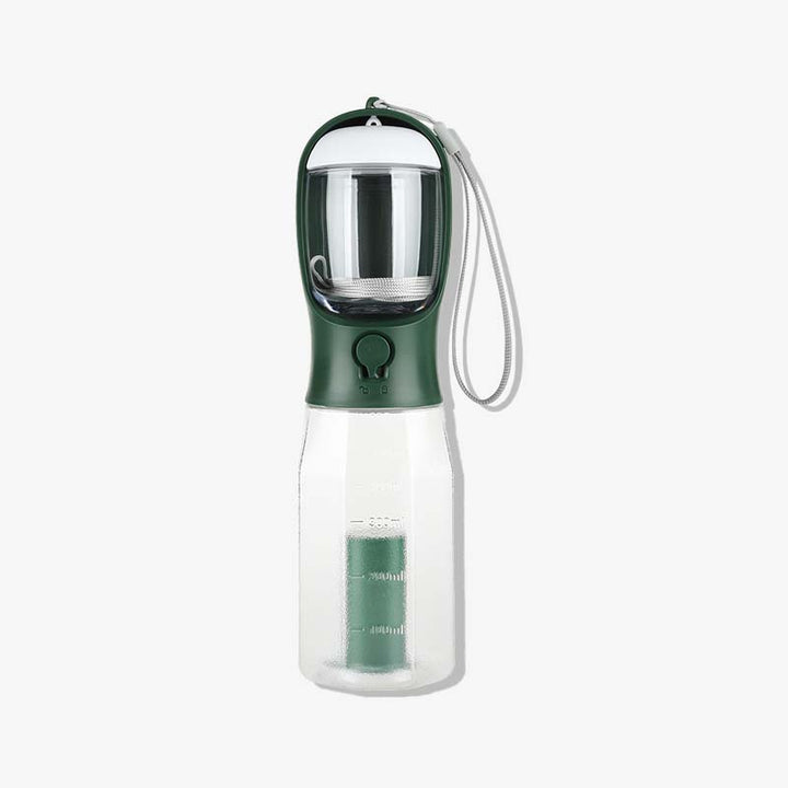 Alles-in-einem Hunde-Outdoor-Zubehör: Wasser, Futter & Kotbeutelspender in einer handlichen Flasche.