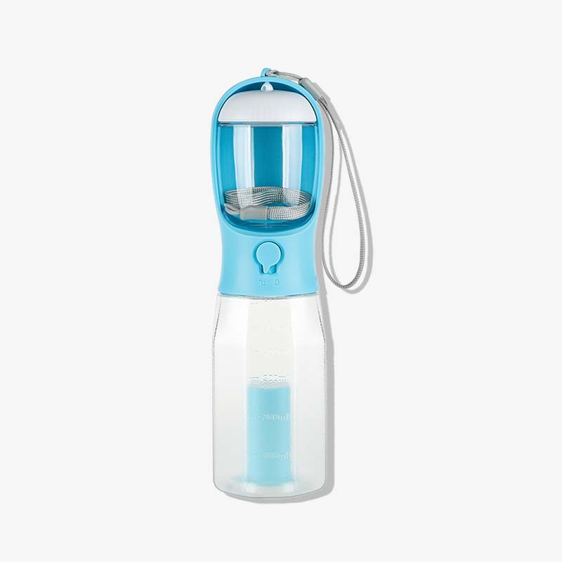 Praktische Hunde-Reiseflasche mit Wasser, Futterfach und Kotbeutelspender, essentiell für lange Spaziergänge.