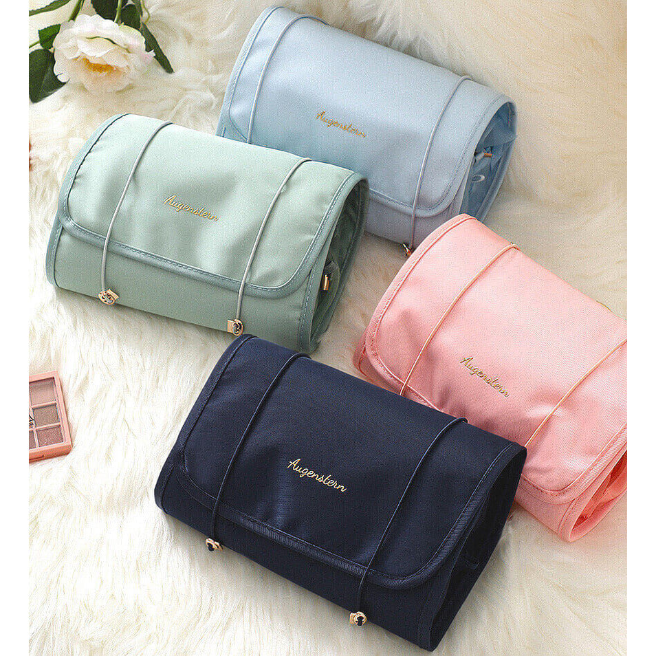 Geöffnete wasserdichte Kosmetiktasche mit vielen Fächern & Mesh-Taschen für Beauty-Accessoires.