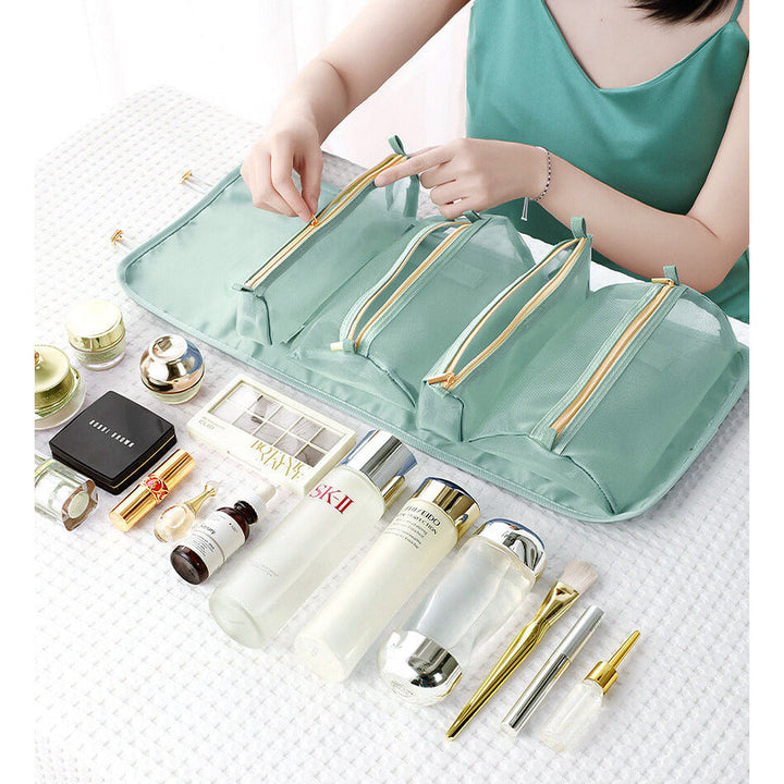 Gut organisierte Makeup-Tasche gefüllt mit Kosmetik & Beauty-Produkten, bereit für die Reise.
