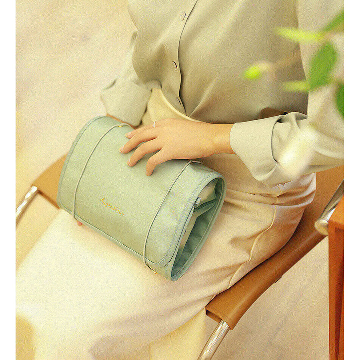 Praktische faltbare Makeup-Tasche für Beauty-Accessoires, viel Stauraum für Kosmetik unterwegs.