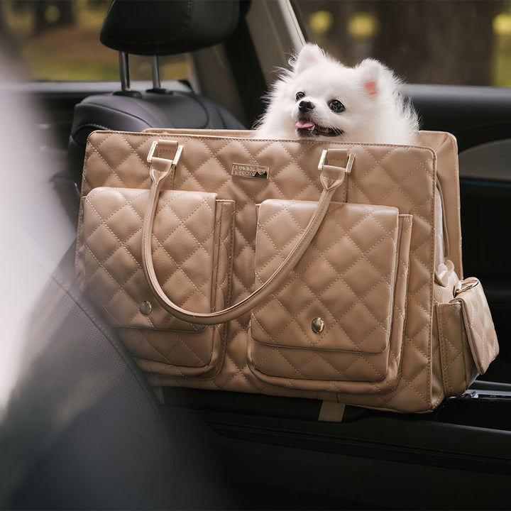 Leder-Hundetragetasche mit Befestigung für Autositz, extra sicher auf jeder Fahrt.