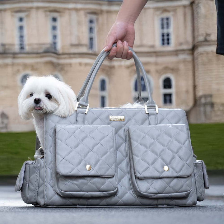 Multifunktionale Leder-Reisetasche in Schwarz, ideal für lange Fahrten & kurze Ausflüge.