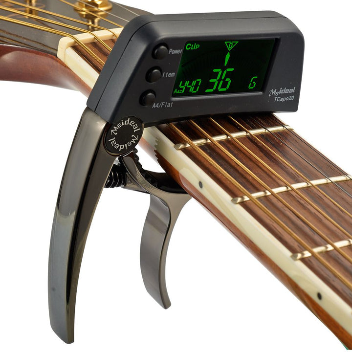 Gitarrenkapodaster mit integriertem Stimmgerät, ein tragbares und präzises Musiker-Tool aus Aluminium.