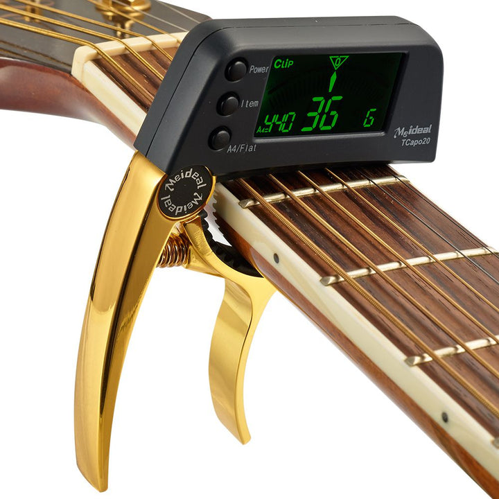 Kompaktes Gitarren-Stimmgerät und Kapodaster, 2-in-1 Lösung aus langlebigem Aluminium für unterwegs.