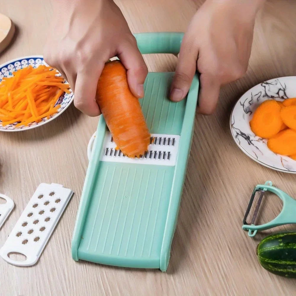 Rosa 5-in-1 Gemüsehobel zerkleinert Karotten. Manueller Küchenhelfer für präzise Scheiben und einfaches Kochen.