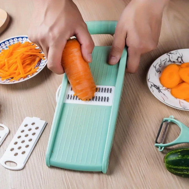 Rosa 5-in-1 Gemüsehobel zerkleinert Karotten. Manueller Küchenhelfer für präzise Scheiben und einfaches Kochen.