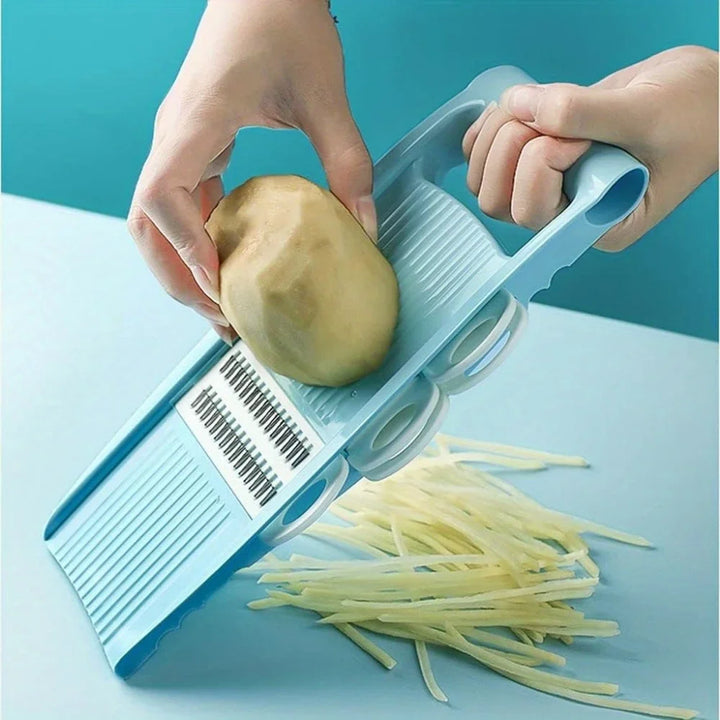 Multifunktionale Küchenreibe in Blau beim Reiben von Käse. Platzsparender Gemüseschneider mit scharfen Klingen.