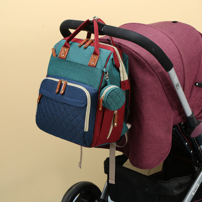 Praktischer Wickelrucksack, der sich in ein bequemes Baby Wickelbett für unterwegs verwandelt.
