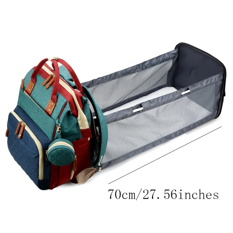 Cleverer Wickelrucksack: Babytasche, Wickelbett & mobiles Reisebett in einem kompakten Design.
