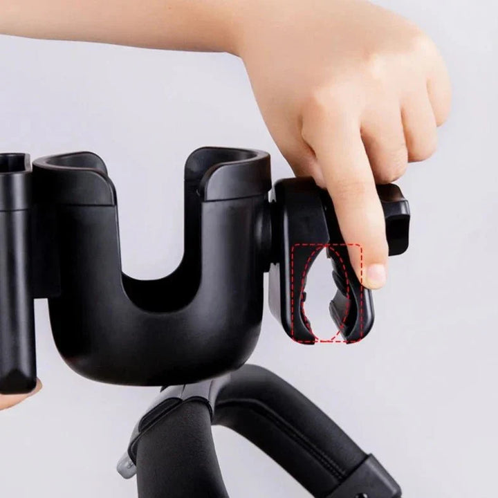 Komfortabler Kinderwagen-Accessoire: Flaschen- und Telefonhalter immer zur Hand, für entspannte Spaziergänge.