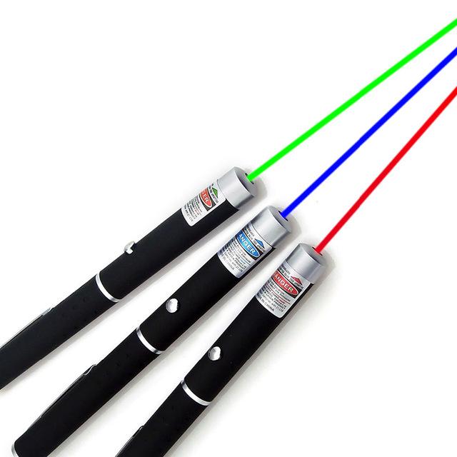 Multifunktionaler Laserpointer mit bis zu 1000m Reichweite, ideal für Präsentationen und Outdoor-Aktivitäten.