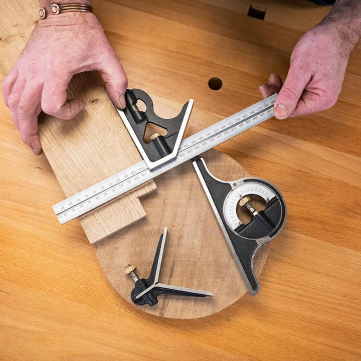 Heimwerker nutzt das multifunktionale Winkelmaß zum Anreißen & Messen auf Holz; exaktes Handwerk.