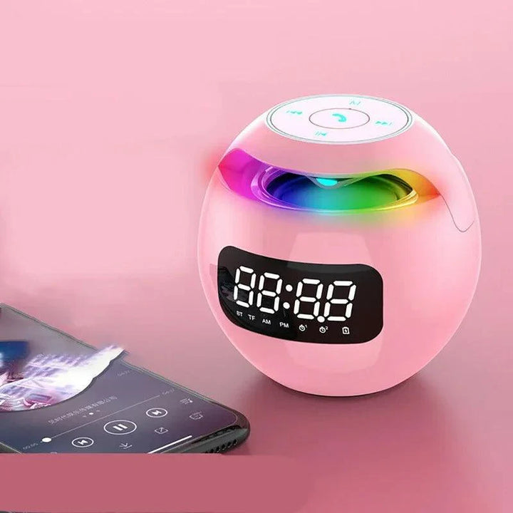 Kompakter Bluetooth Lautsprecher mit Digitalwecker und farbigem LED-Nachtlicht, bietet Musik und Orientierung im Dunkeln.