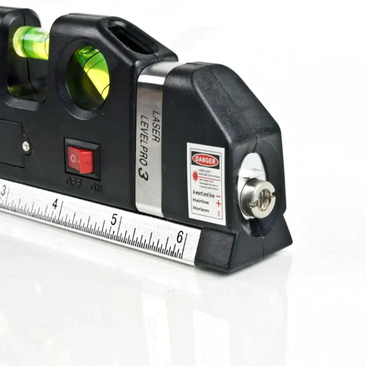 Nahaufnahme des Laser Messgeräts mit deutlich sichtbarem LCD-Display, Maßband und Wasserwaagen-Libelle.
