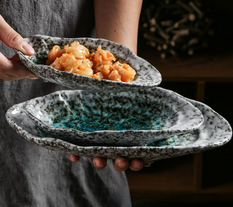 Muschelförmige Keramik Servierplatte für Sushi, Snacks & Delikatessen auf dem Esstisch.