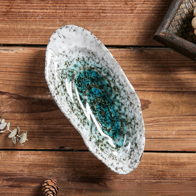 Hochwertiger muschelförmiger Keramikteller, perfekt zum Servieren von Delikatessen & Vorspeisen.