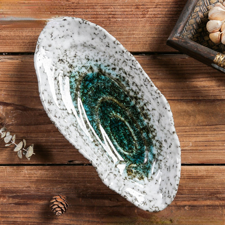 Stilvolle weiße Keramik Servierplatte in Muschelform als Geschenk für Küchenliebhaber.
