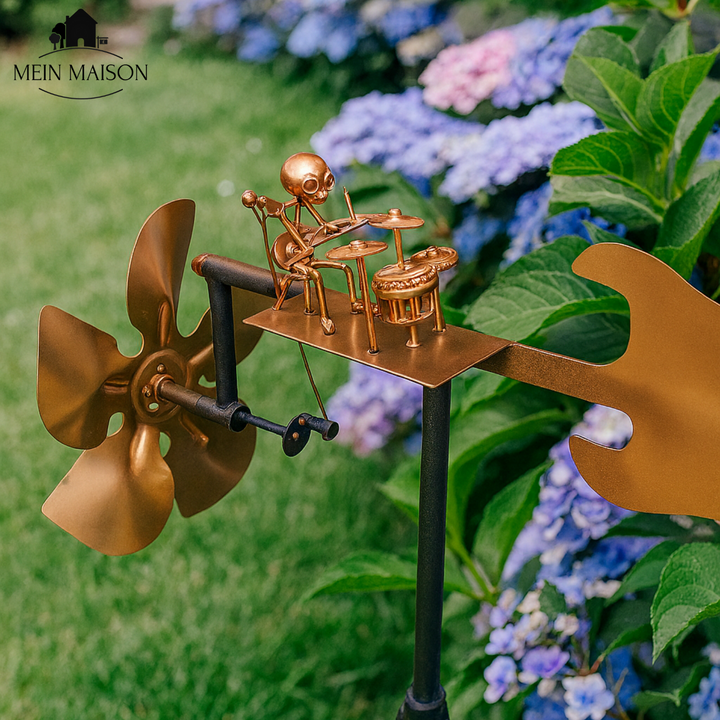 Garten-Windspiel Metall mit Gitarrist. Musikalische, rustikale Dekoration für Terrasse & Balkon.