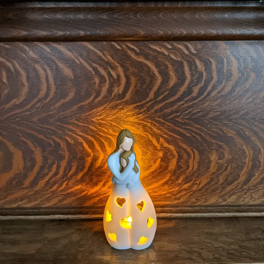 Mutter-Tochter Kerzenhalter Skulptur: Umarmung als Symbol ewiger Liebe und Bindung. Perfektes Familiengeschenk.