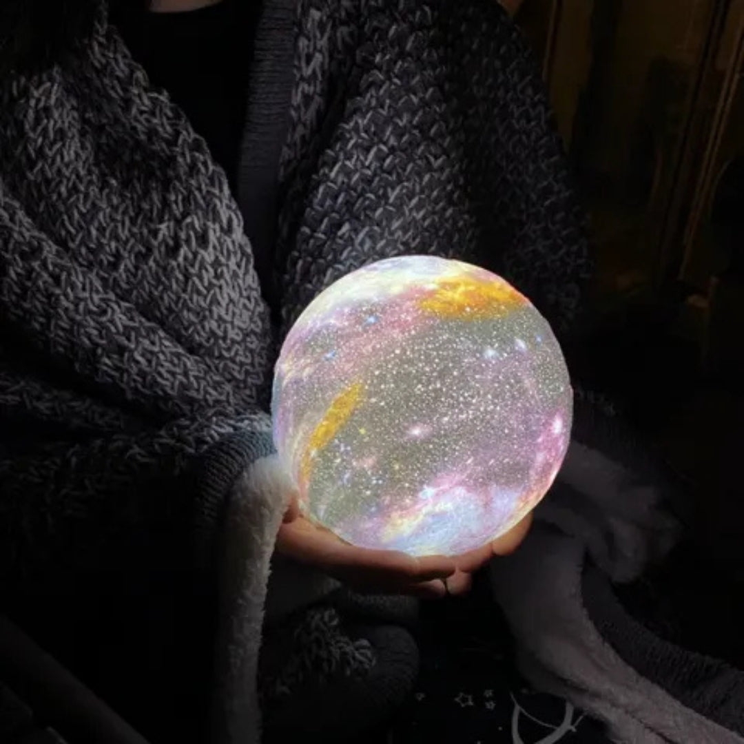 Ambiente Licht Nachtlampe Orion: Magischer Sternenhimmel Projektor. Wiederaufladbare LED Lampe und elegantes Wohnaccessoire.