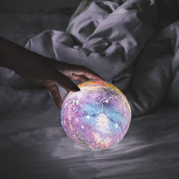 Deko Nachtlampe Orion: Elegante LED Lampe mit Sternenhimmel Projektor. Touch-Control für magisches Ambiente Licht.