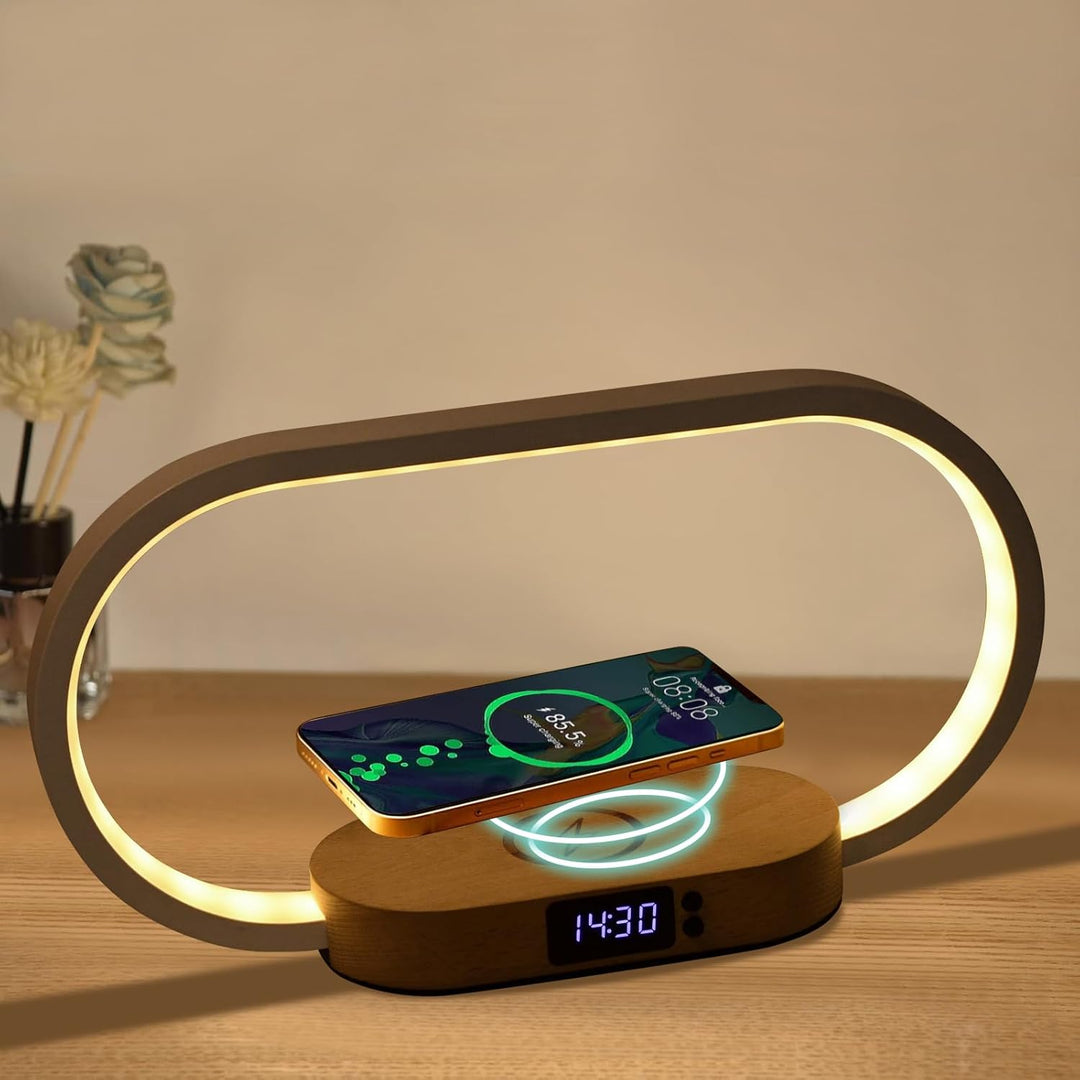 Nachttischlampe mit kabelloser Ladestation, integrierter Uhr und dimmbarem LED-Licht im Holzdesign.