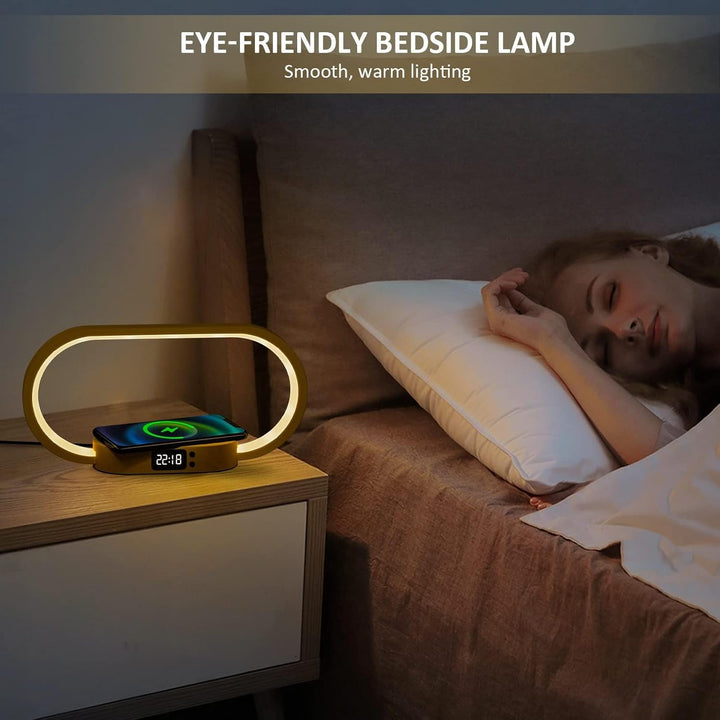Elegante Nachttischlampe mit Holzdesign, kabellosem Ladegerät, Uhr und dimmbarer LED-Beleuchtung.
