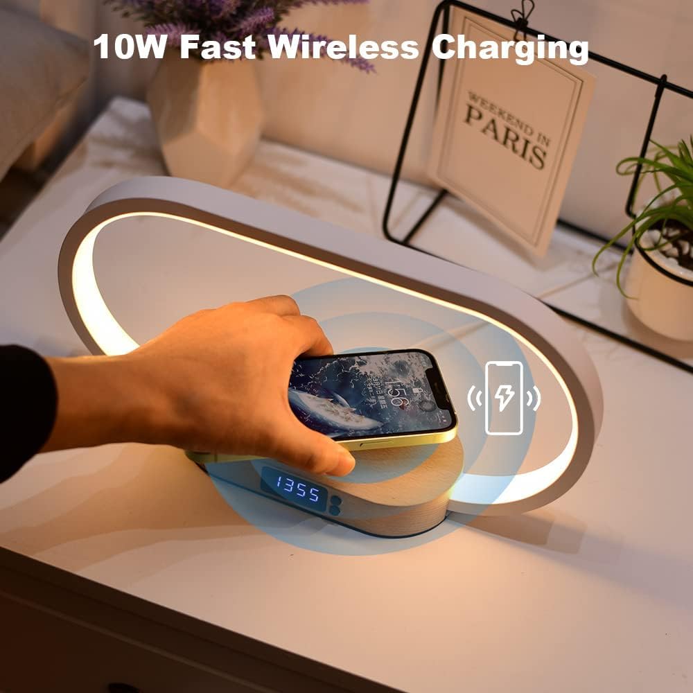Praktische Nachttischlampe mit integrierter Uhr und kabellosem Ladepad für ein aufgeräumtes Schlafzimmer.