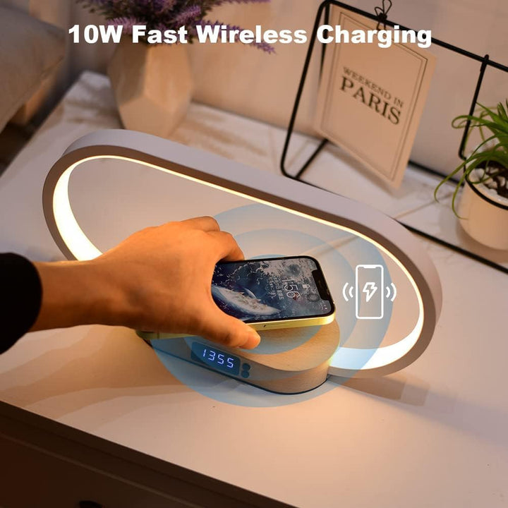 Praktische Nachttischlampe mit integrierter Uhr und kabellosem Ladepad für ein aufgeräumtes Schlafzimmer.