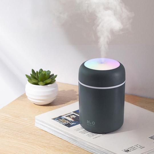 Eleganter Aroma-Diffuser mit Kaltnebel-Funktion auf Beistelltisch im Wohnzimmer für Wohlbefinden.