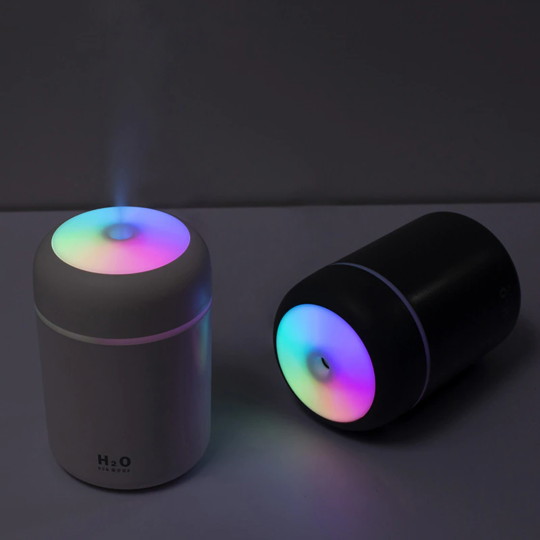 Feiner, geräuschloser Kaltnebel aus Nano-Luftbefeuchter, spendet Feuchtigkeit und verteilt Aroma leise.