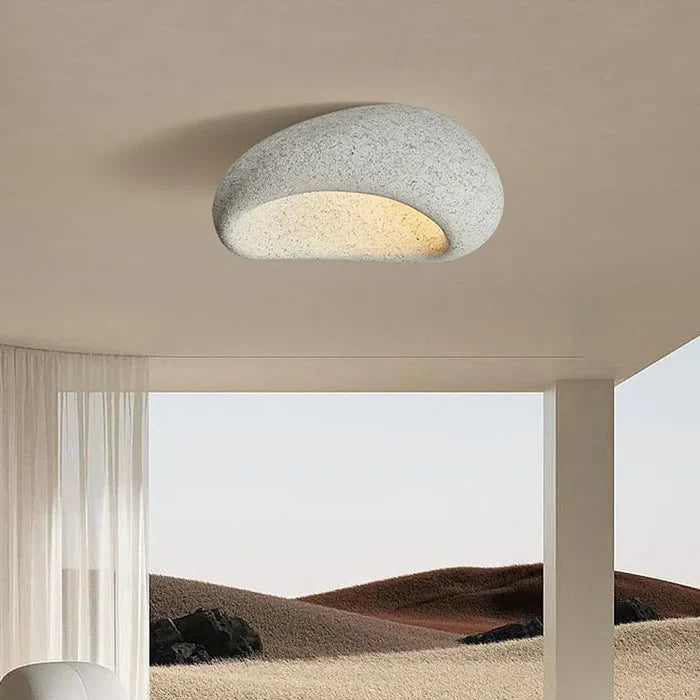Moderne Wabi-Sabi Deckenleuchte aus Metall, ideal als stilvolle Innenbeleuchtung.