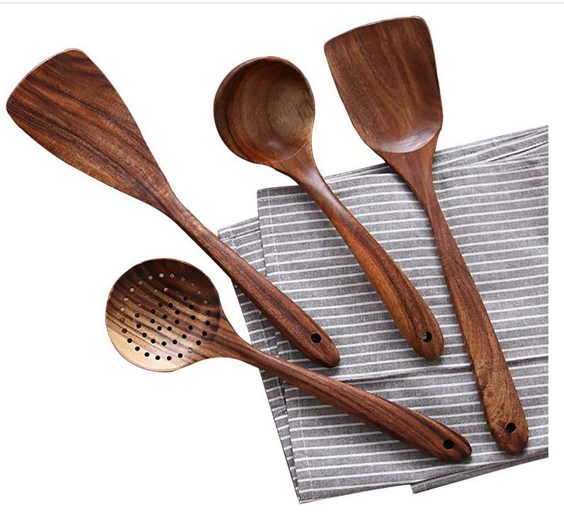 Umfassendes Holz Küchenutensilien Set aus Naturholz, essenziell für nachhaltiges Kochen & Backen.