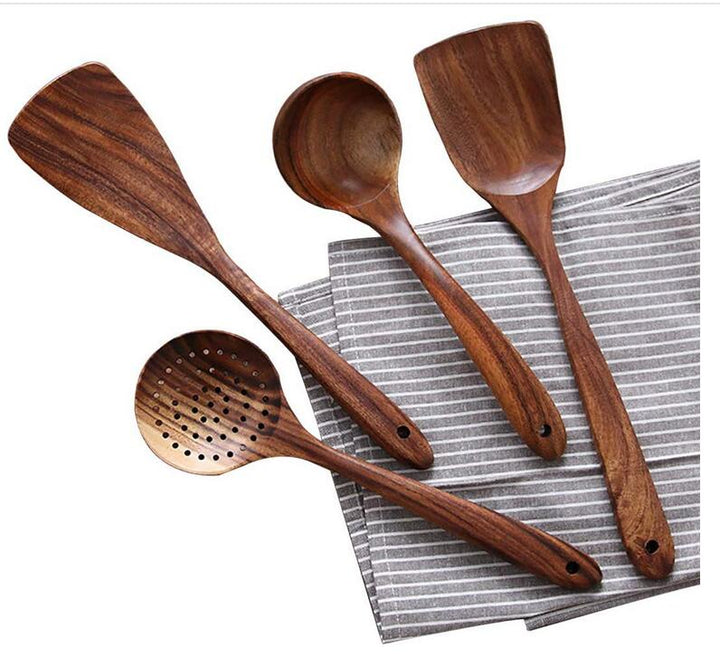 Umfassendes Holz Küchenutensilien Set aus Naturholz, essenziell für nachhaltiges Kochen & Backen.