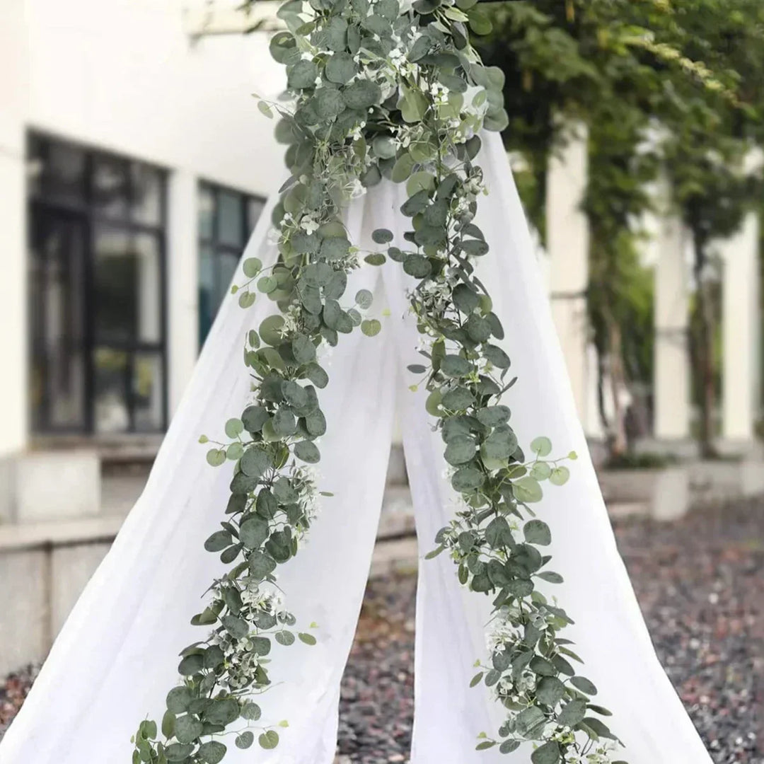 Detailreiche Eukalyptus Girlande (2er Set) als Tischdeko. Naturgetreue Kunstpflanze für Festlichkeiten & Heimdeko.