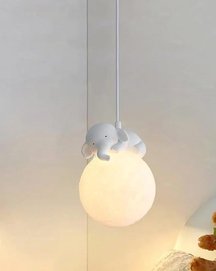 Niedliche Elefant Mond Hängelampe für Kinderzimmer; weiße Harz-Elefantenfigur, leuchtender Mond aus Glas.