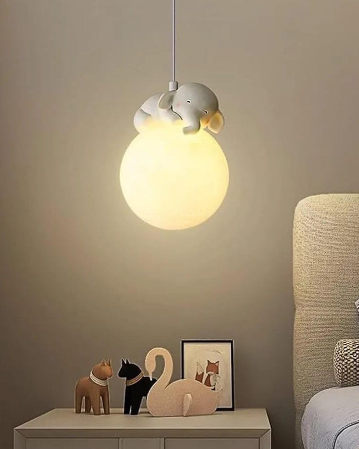 Dekorative Pendelleuchte: niedlicher Elefant auf einem Mond aus Glas, perfekt für Kinderzimmer Beleuchtung.