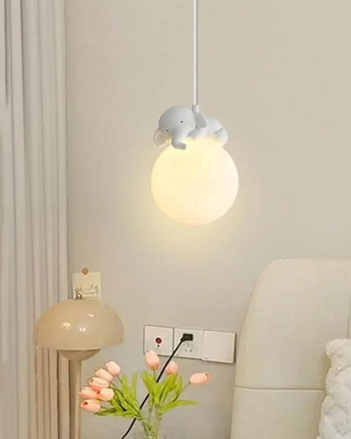 Einzigartige Elefant Mond Beleuchtung; verspielte Hängelampe aus Harz und Glas für Kinder- oder Wohnzimmer.