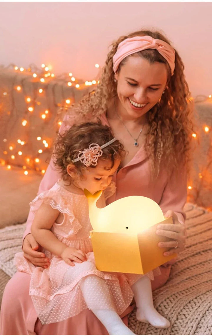 Bunte Wal-Nachtlampe mit sanftem LED Farbwechsel, perfekt als beruhigendes Schlaflicht für Kinder.