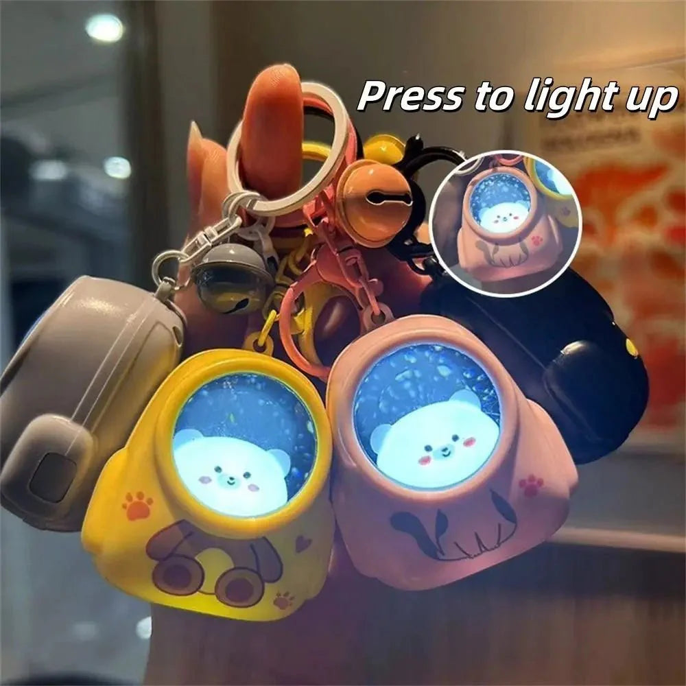 Cartoon Katzen-Astronaut Schlüsselanhänger in Grau mit LED-Licht. Niedliches Accessoire für Schlüssel und Taschen.