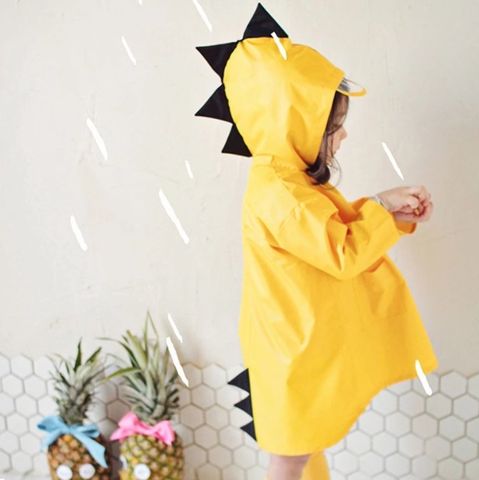 Bunter Kinder Regenmantel für optimalen Schutz bei Regen. Robuste Kindermode, ideal als wasserdichte Regenjacke für Herbst.