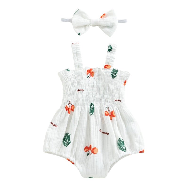 Nahaufnahme des niedlichen Baby Sommer Stramplers für Mädchen, feine Details & weicher Stoff.