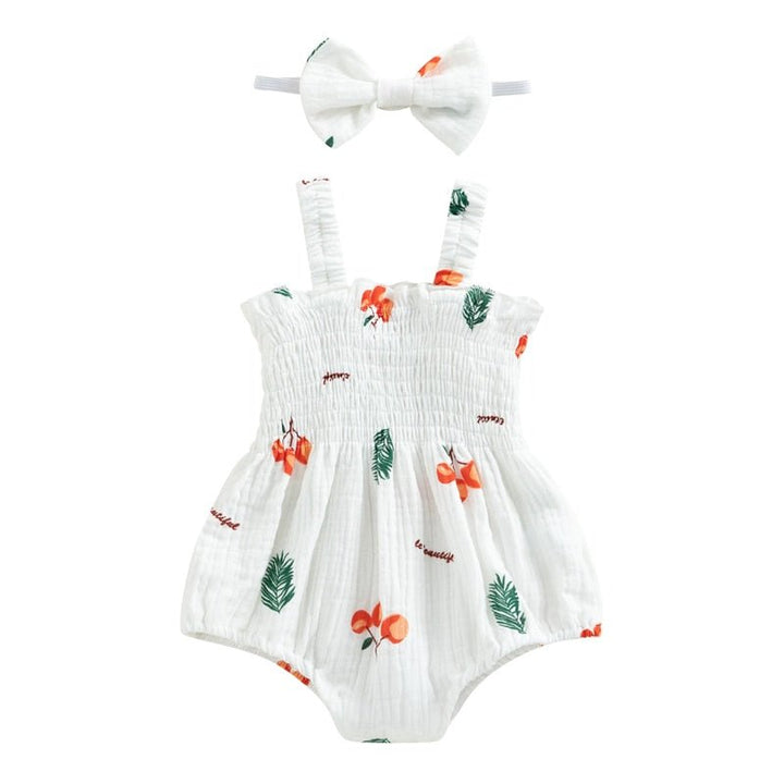 Nahaufnahme des niedlichen Baby Sommer Stramplers für Mädchen, feine Details & weicher Stoff.