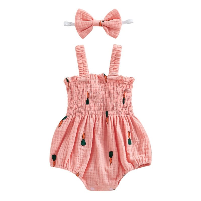 Spielendes Baby im Sommer Strampler Set für Mädchen, bequemer Spielanzug, ideal für aktive Kleinkinder.