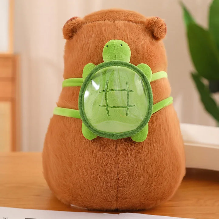 Unikates Tierplüsch: Capybara-Kuscheltier mit einem grünen Schildkröten-Rucksack. Niedliche Deko.