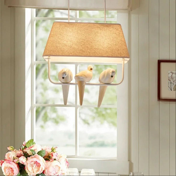 Stimmungsvolle Nordica Nest Rattan Pendelleuchte im Wohnzimmer; warmes Licht für gemütliches Skandi-Design.